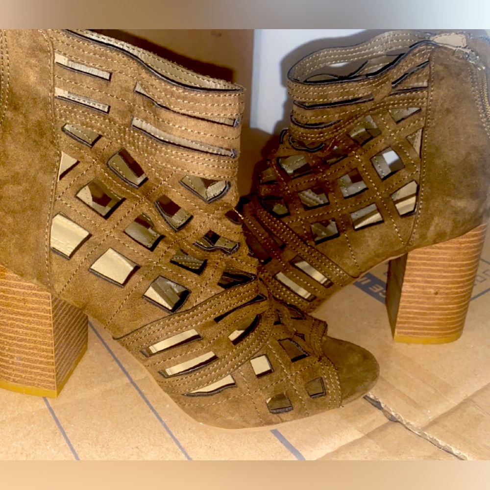 Olive heels size 8.5